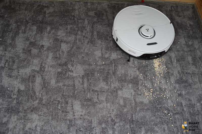 Roborock S8 Pro Ultra убирает овсянку на ковре во время теста на всасывание.